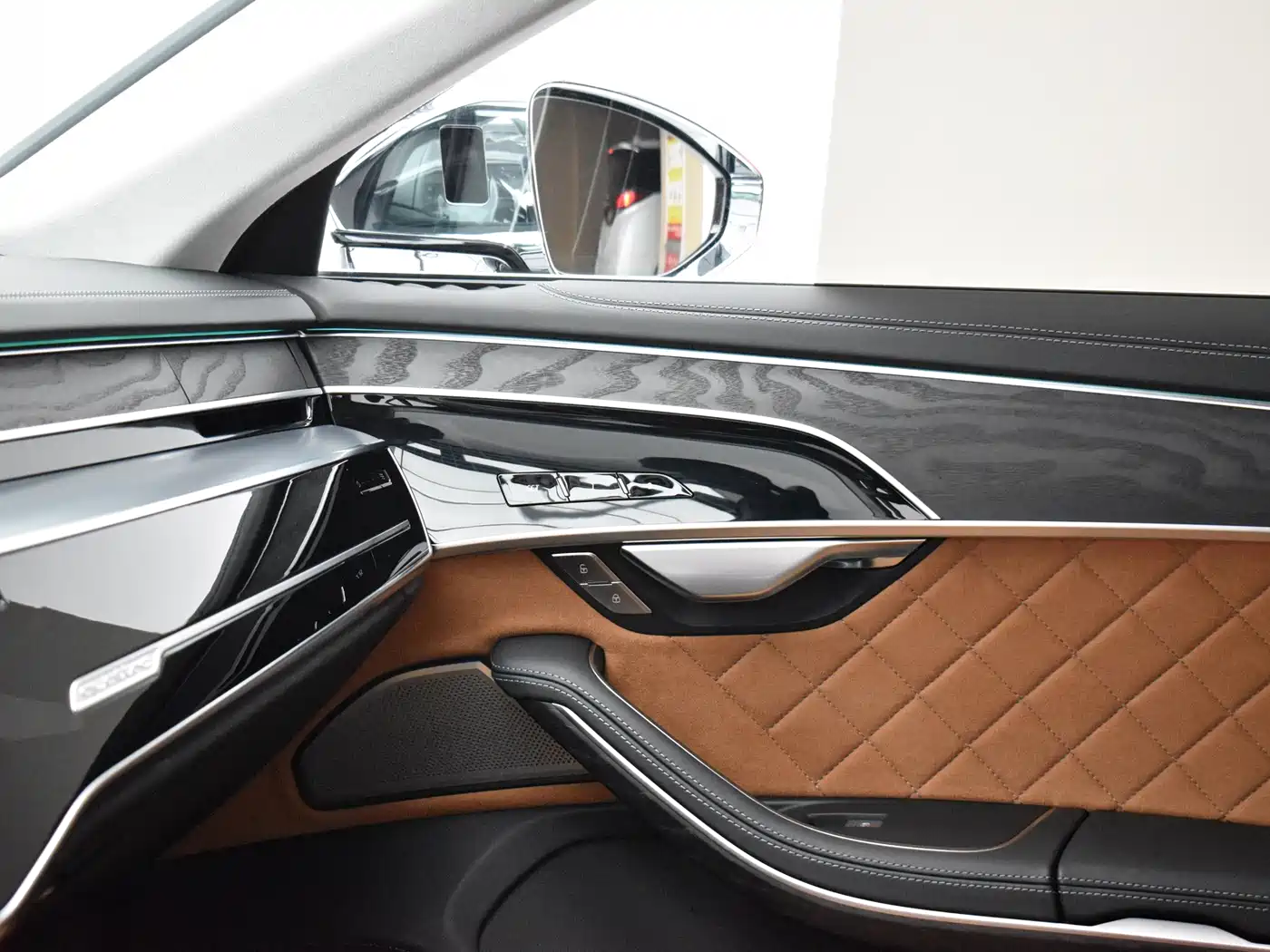 Photo 10 - Audi A8