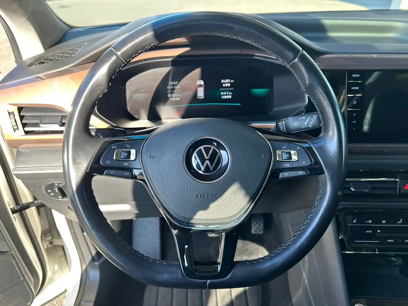 Volkswagen Tharu 2022 280TSI FWD Luxury Edition фото 16
