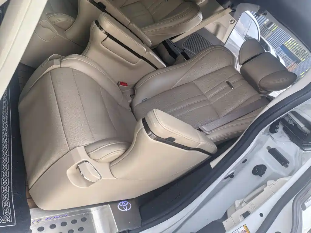 Photo 5 - Toyota Sienna