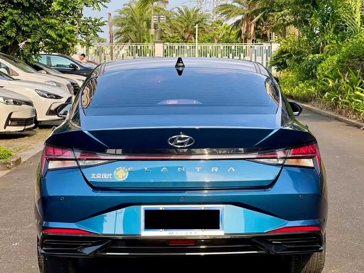 Hyundai Elantra 2022 1.5L CVT LUX Premium Edition фото 8