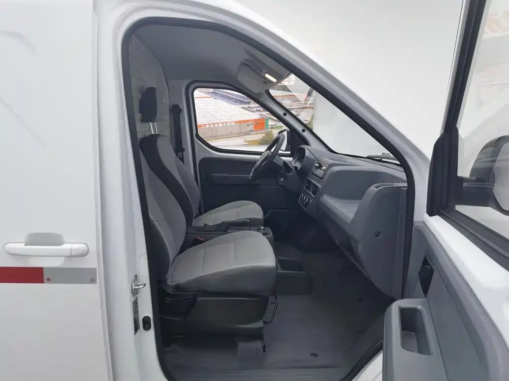 Wuling Motors Wuling Yangguang 2025 2024 300km Practical Enclosed Window Version 60kW