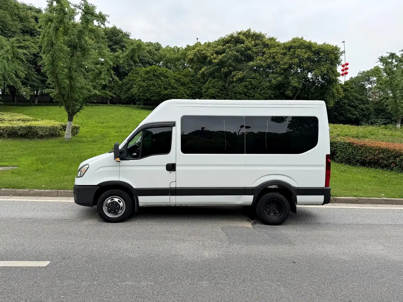 Iveco Daily 2022 2021 2.0T Manual M1 Special Platform Vehicle Long Wheelbase Short Suspension High Roof Sliding Door F1A