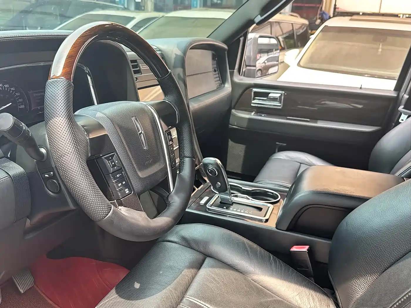 Фото 12 - Lincoln Navigator