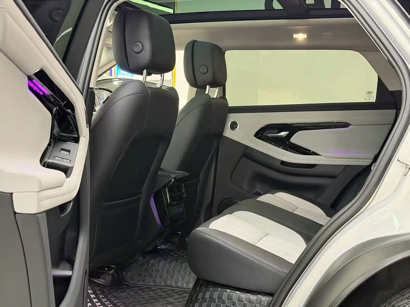 Photo 9 - Land Rover Range Rover Evoque