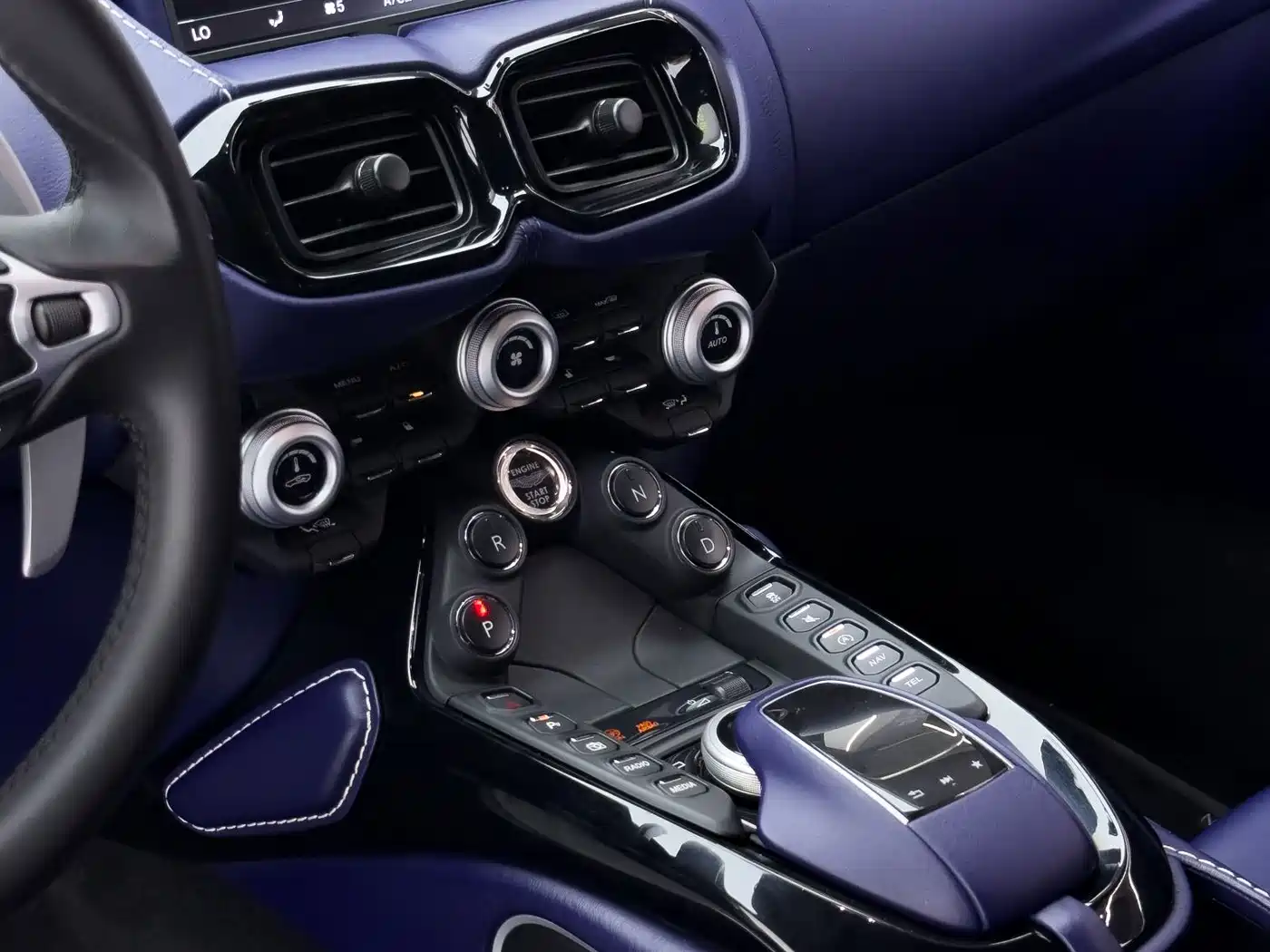 Aston Martin V8 Vantage 2020 2018 4.0T V8 Coupe