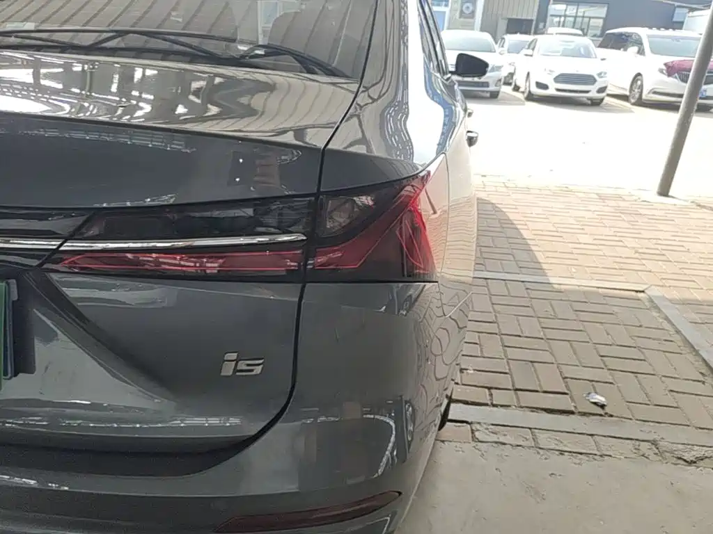 Фото 8 - Roewe i5