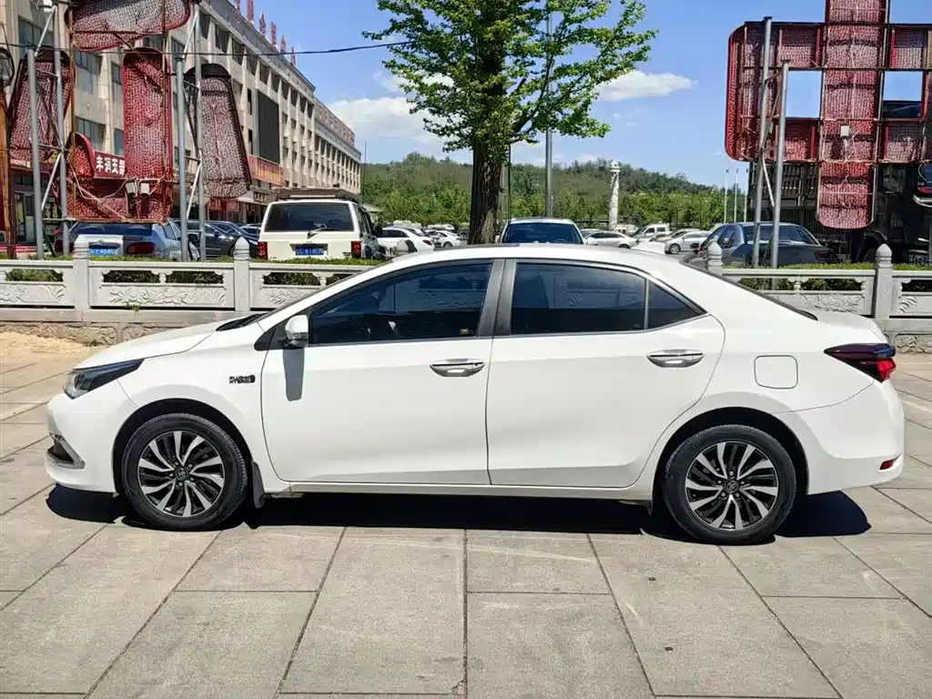 Toyota Corolla Twin Engine E+ 2019 1.8L E-CVT Leading Edition фото 10