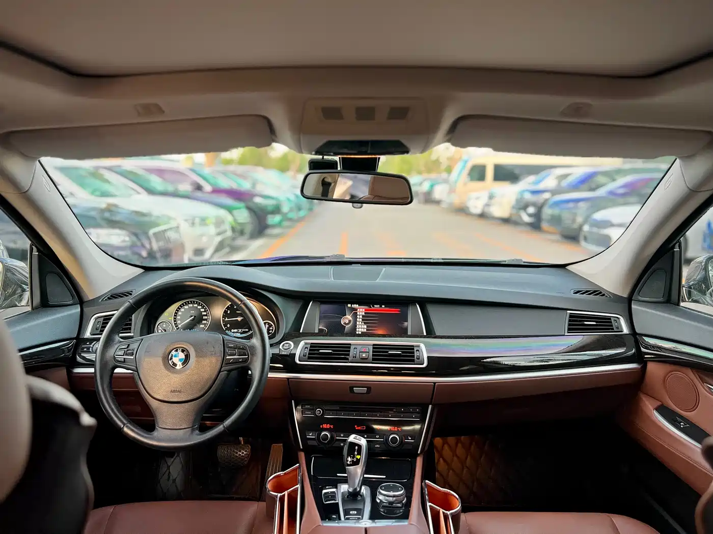 BMW 5 Series GT 2015 528i Leading фото 9