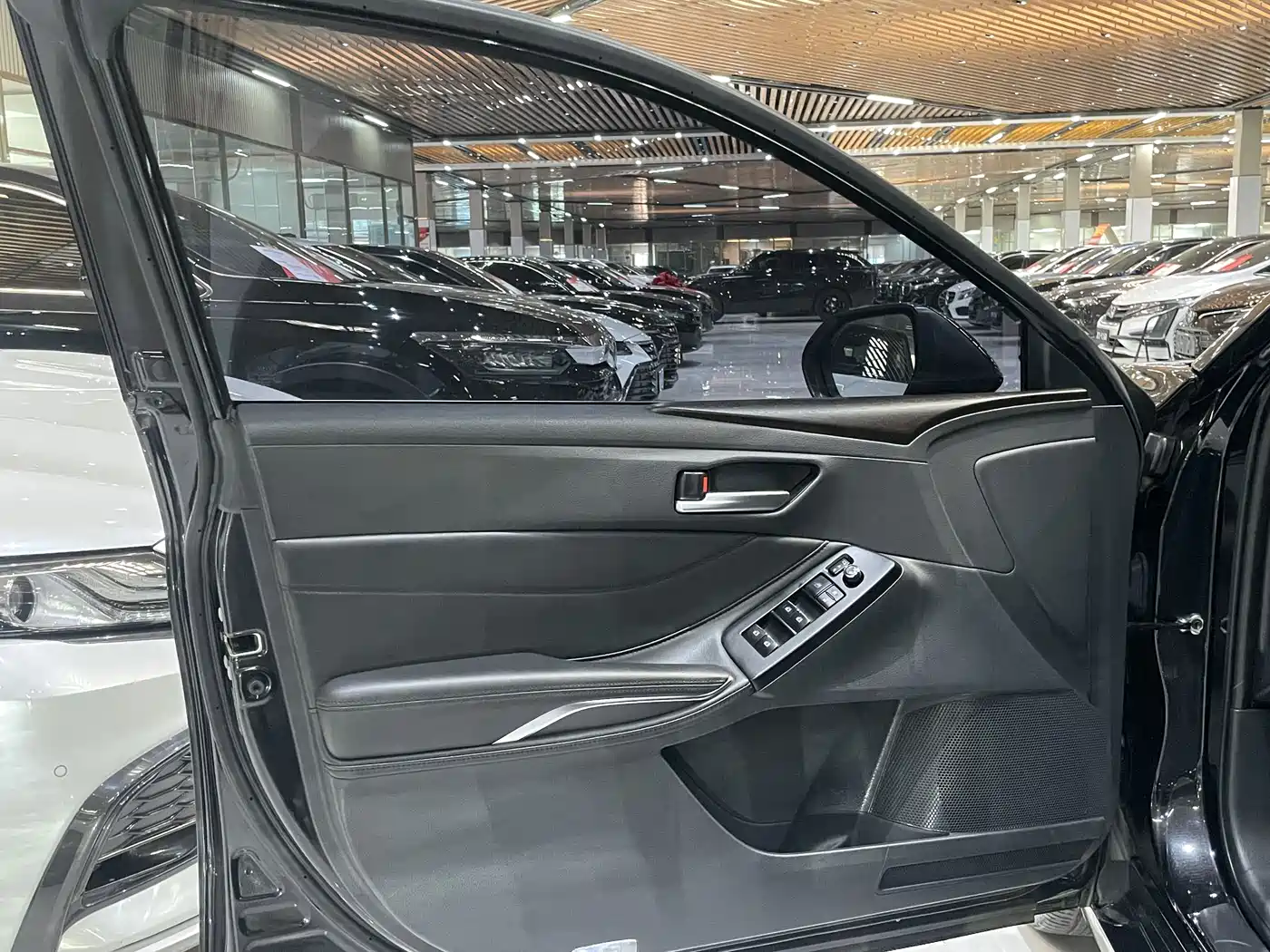 Toyota Avalon 2022 2.0L Luxury Edition фото 10