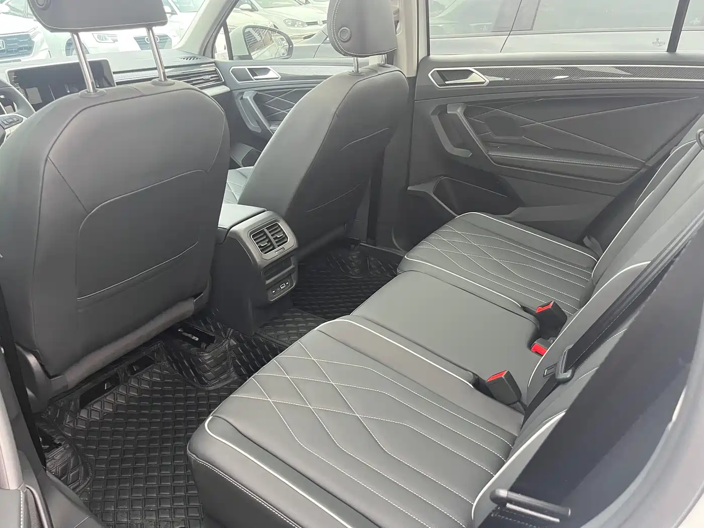 Volkswagen Tiguan L 2024 330TSI Automatic 2WD R-Line Premium Enjoyment Edition фото 12