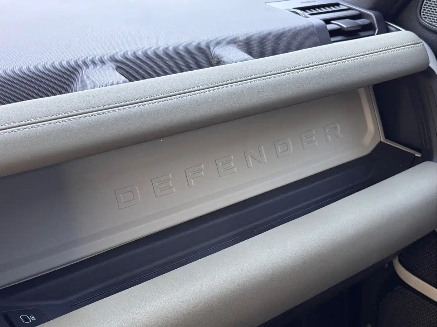Land Rover Defender 2022 Model 90 3.0T P400 XS фото 9