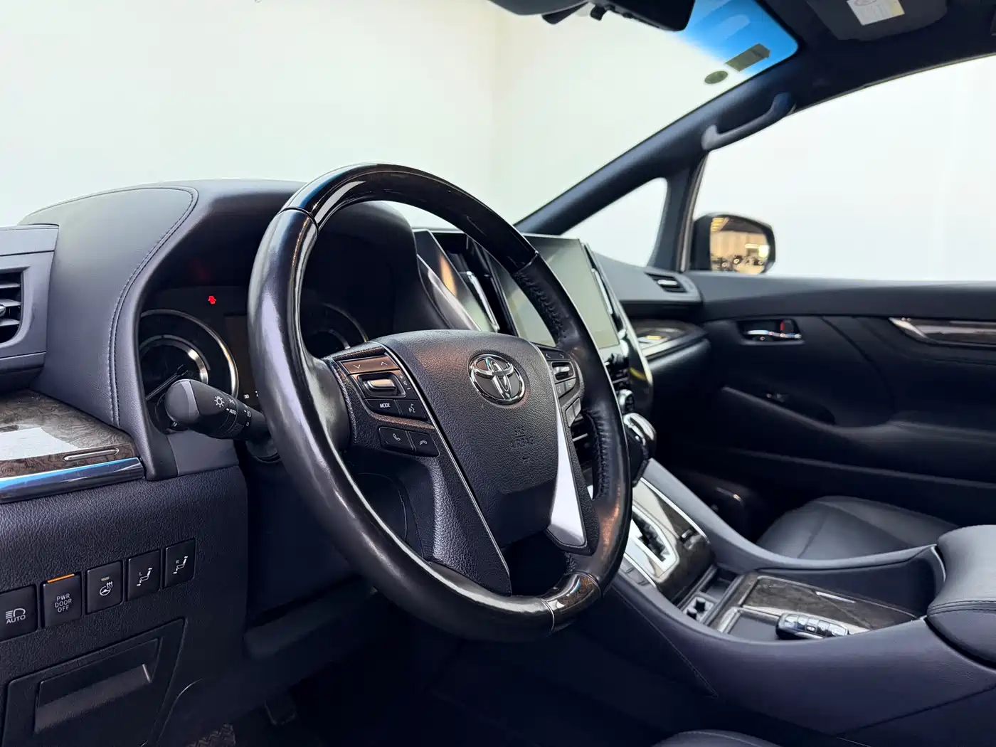 Toyota Alphard 2021 Hybrid 2.5L Premium фото 9