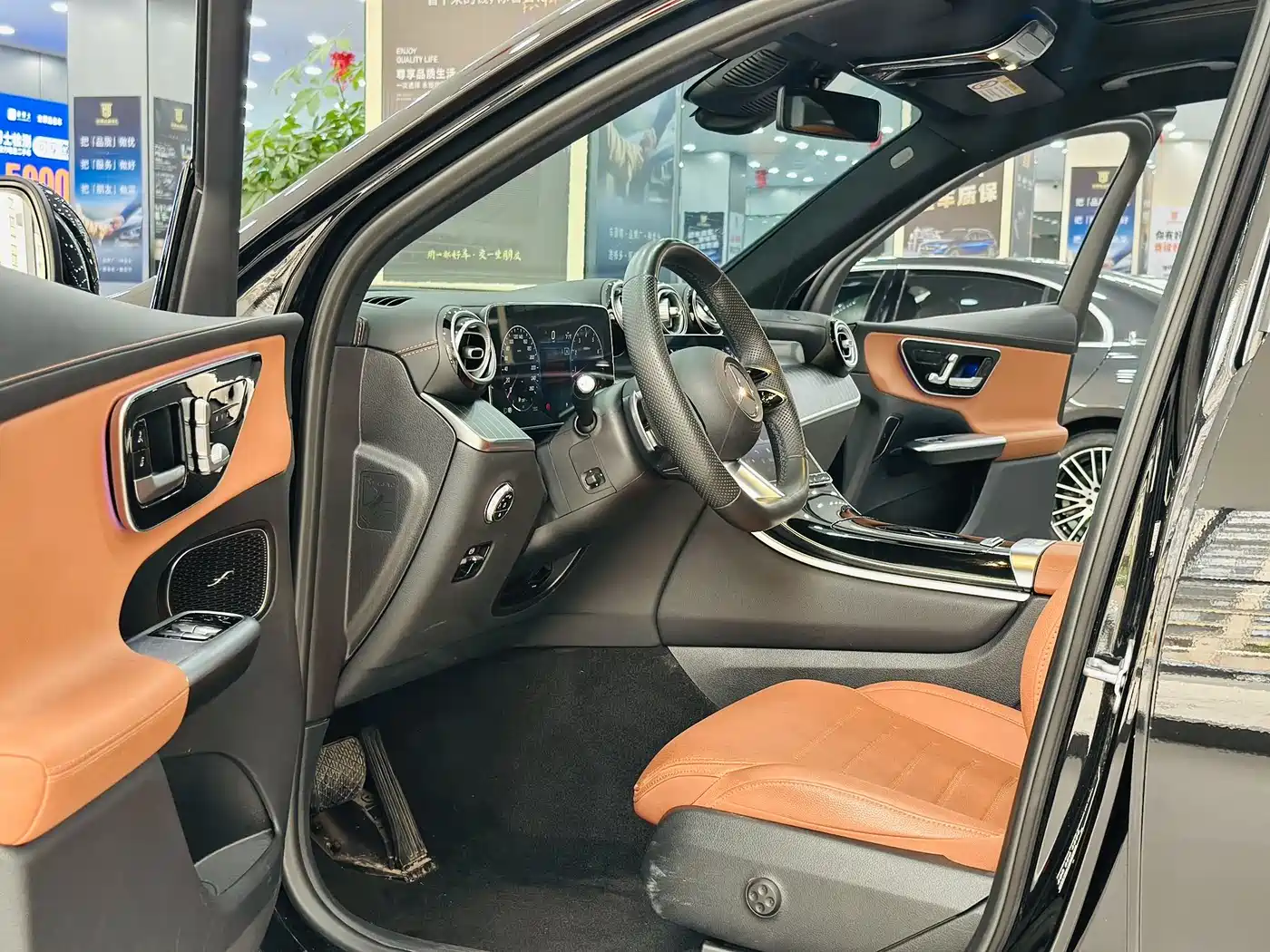 Mercedes-Benz GLC 2023 GLC 260 L 4MATIC Luxury 5-Seater фото 5