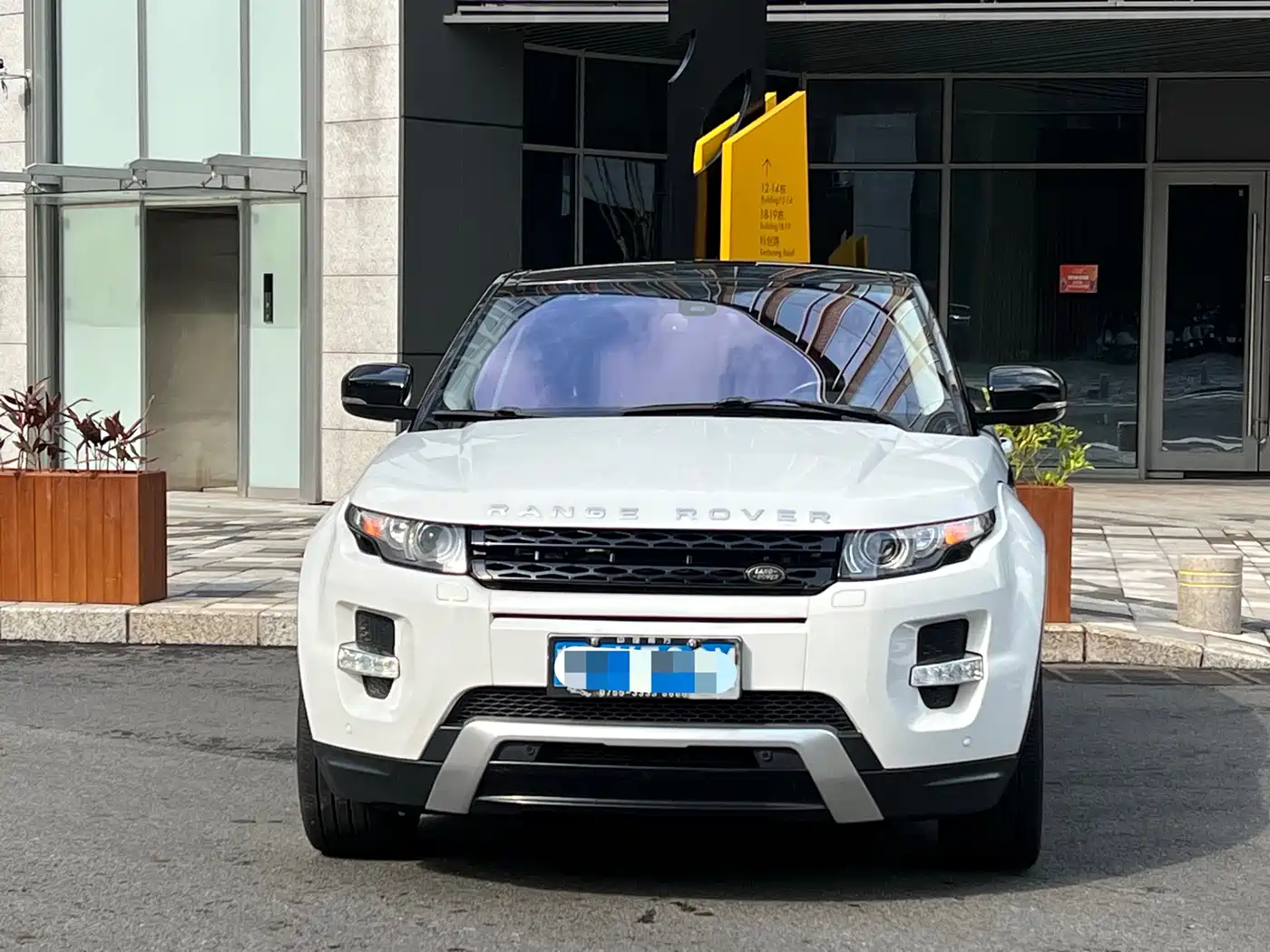 Land Rover Range Rover Evoque (Import) 2013 2.0T 5-Door Spark Limited Edition фото 2