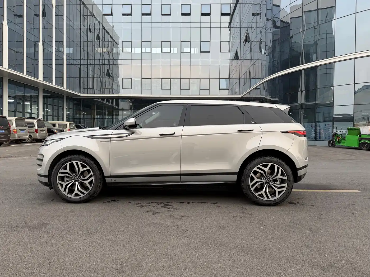 Land Rover Range Rover Evoque 2023 Range Rover Evoque L 249PS Luxury Edition фото 3