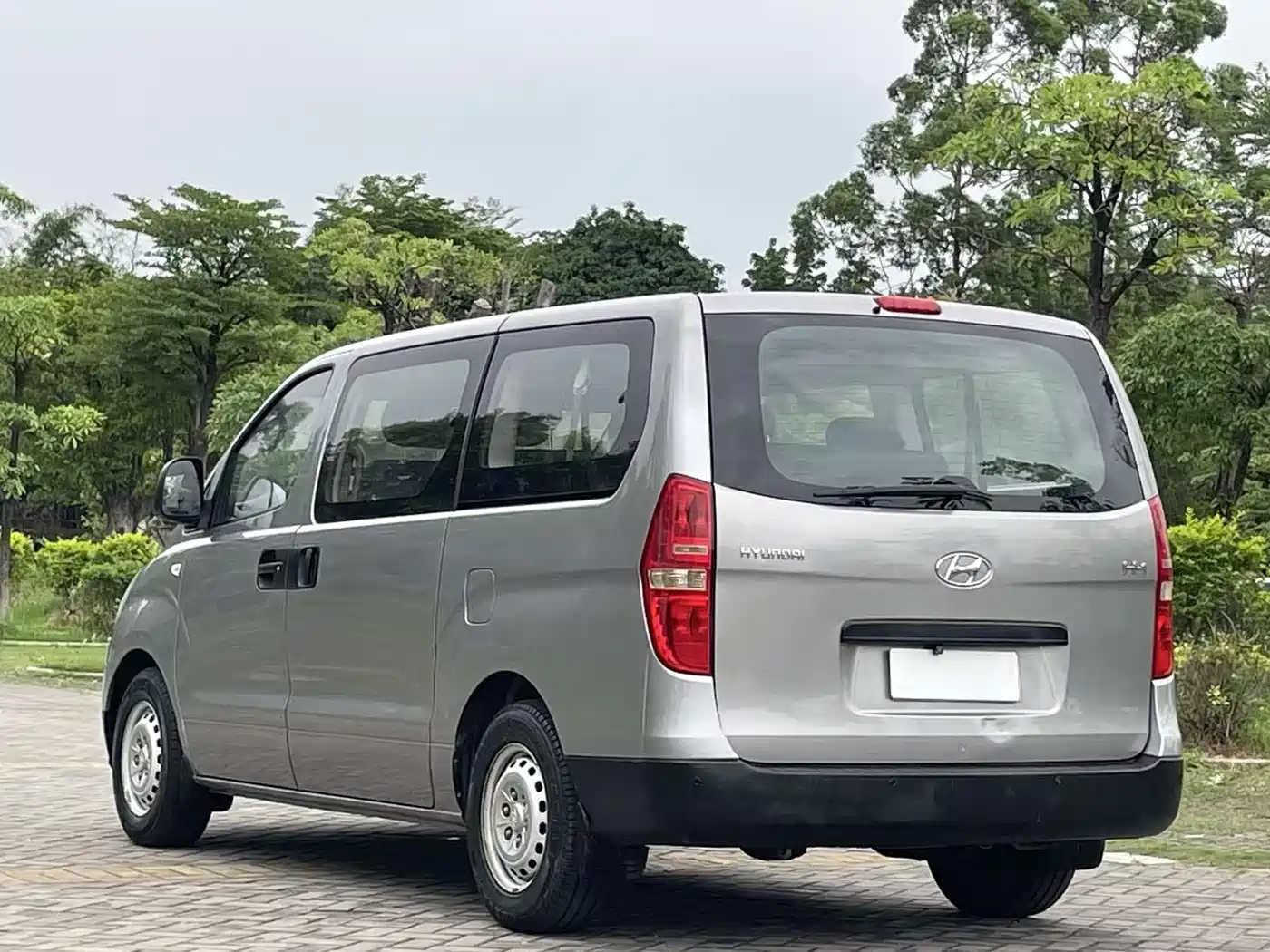 Hyundai H-1 Grand Starex 2011 2.4L Comfort Edition фото 8