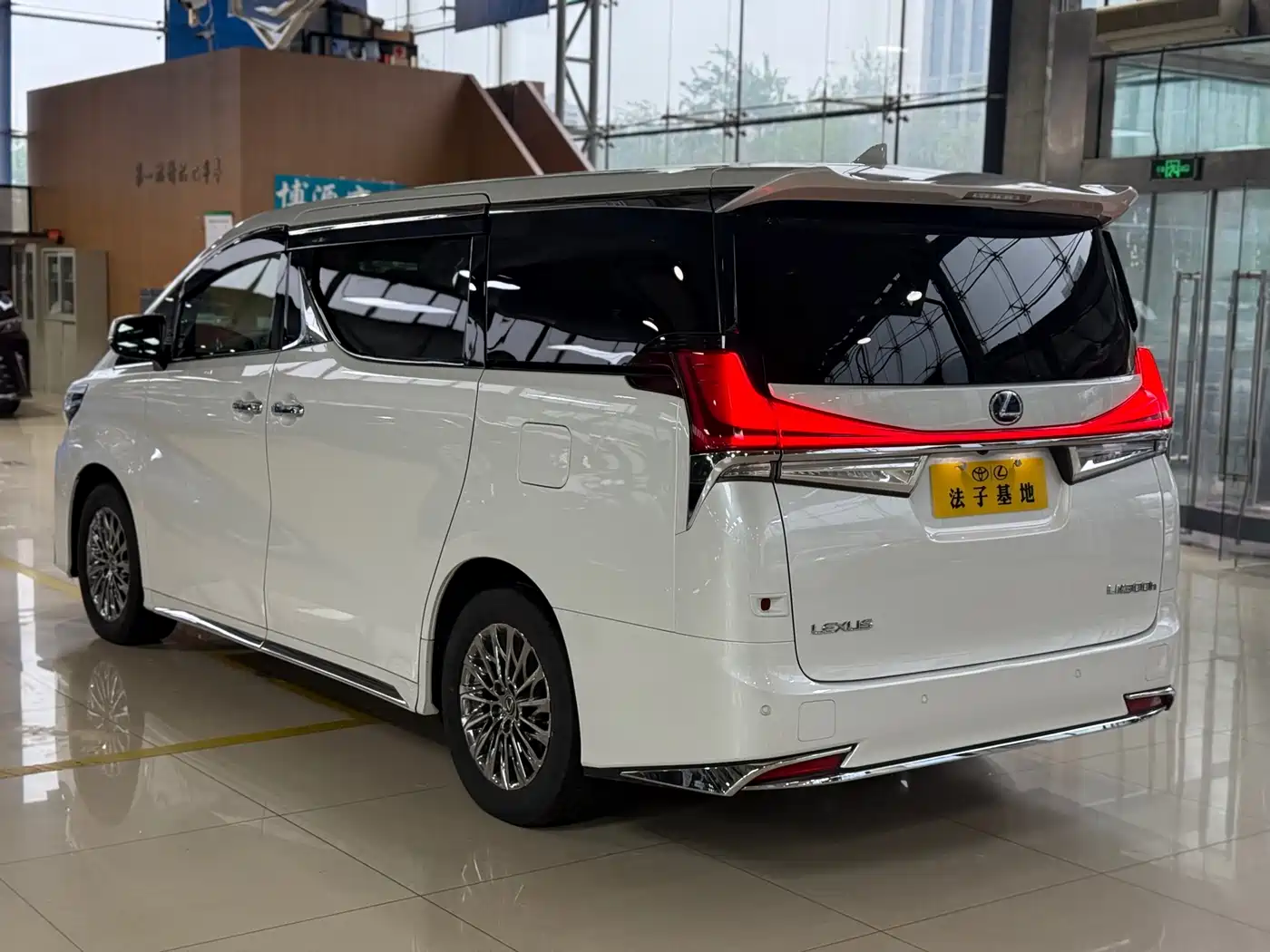 Lexus LM 2020 300h Seven-Seater Elegance Edition фото 28