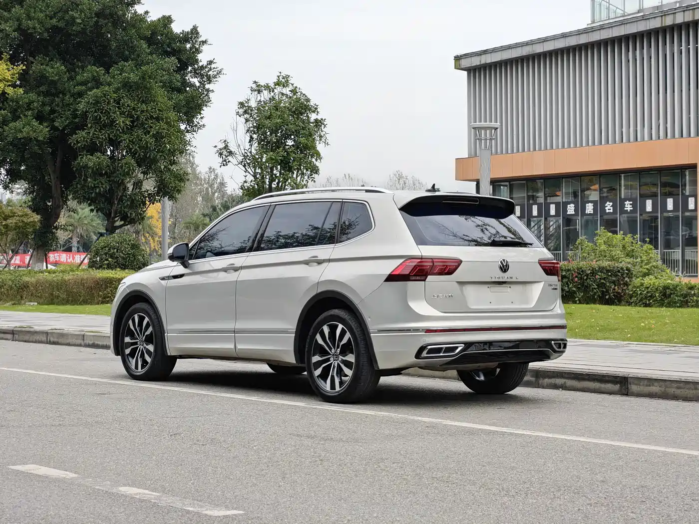 Volkswagen Tiguan L 2022 380TSI Automatic 4WD R-Line Cross Edition 7-Seater фото 3