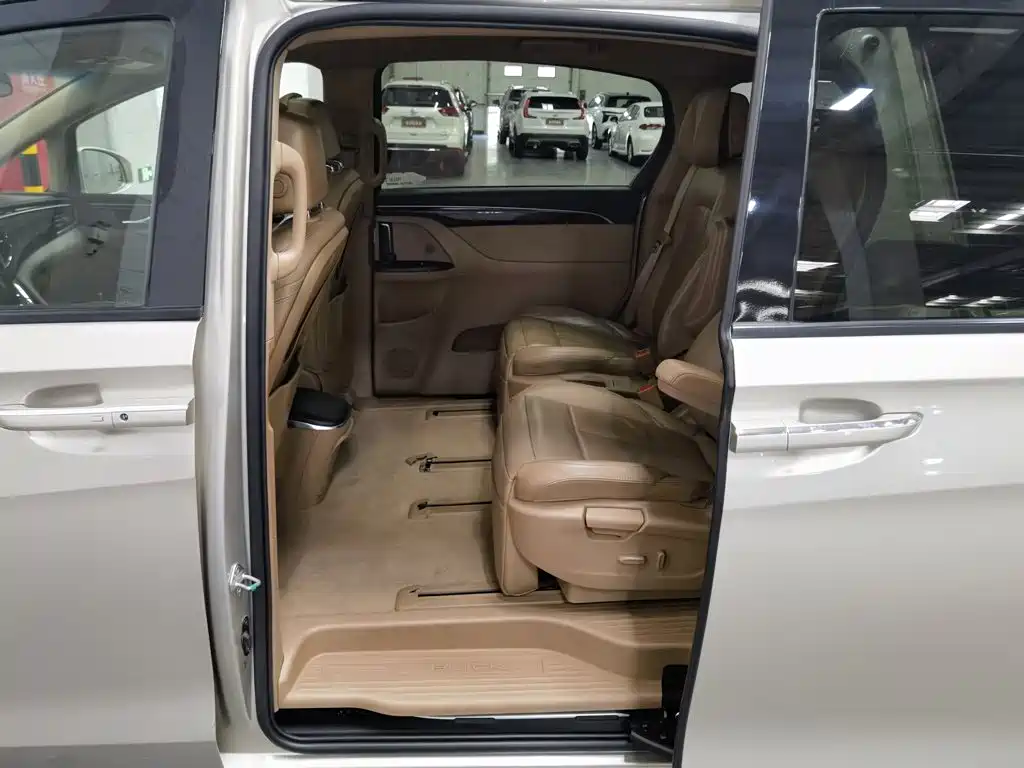 Фото 15 - Buick GL8