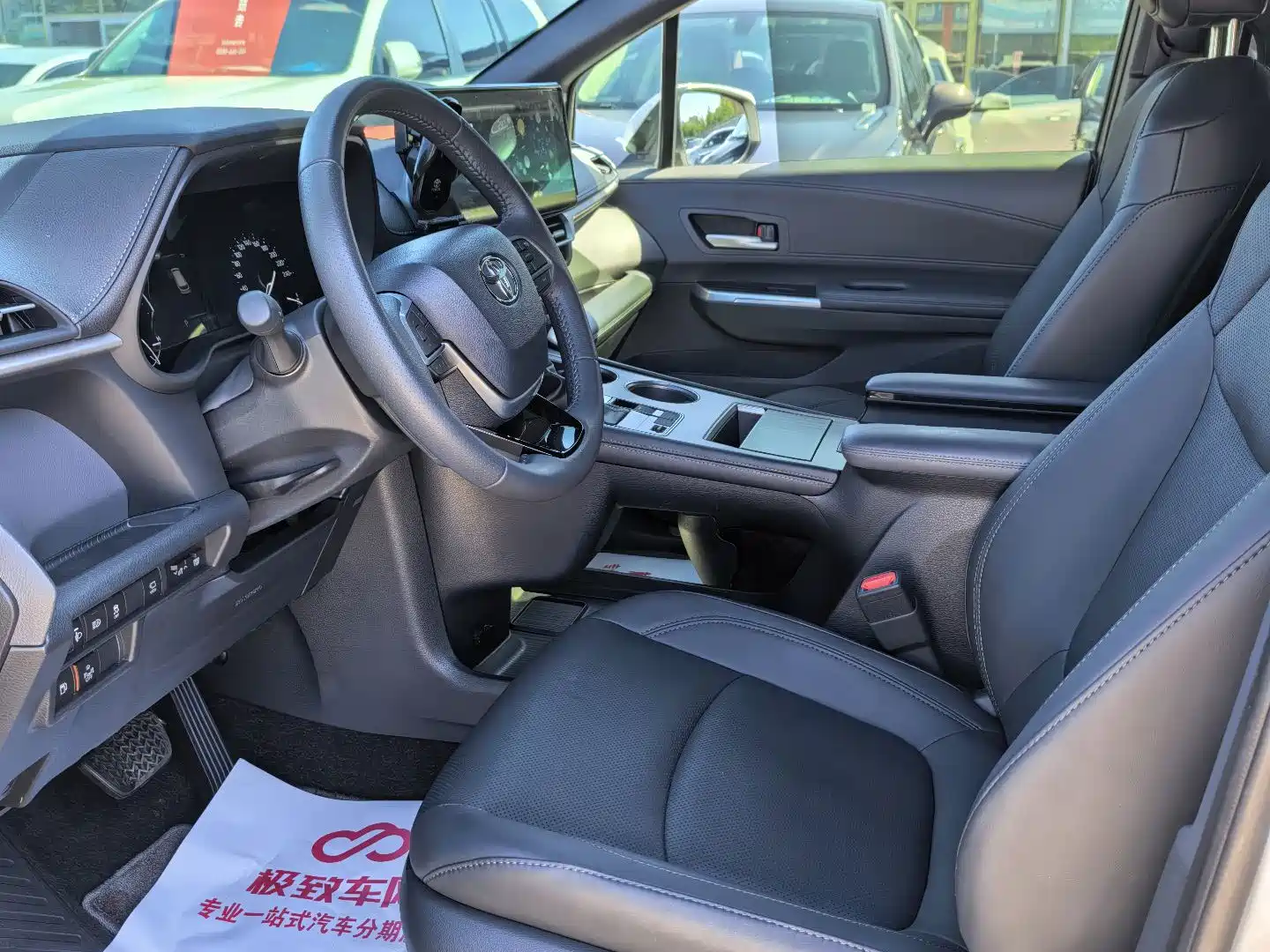 Photo 7 - Toyota Sienna