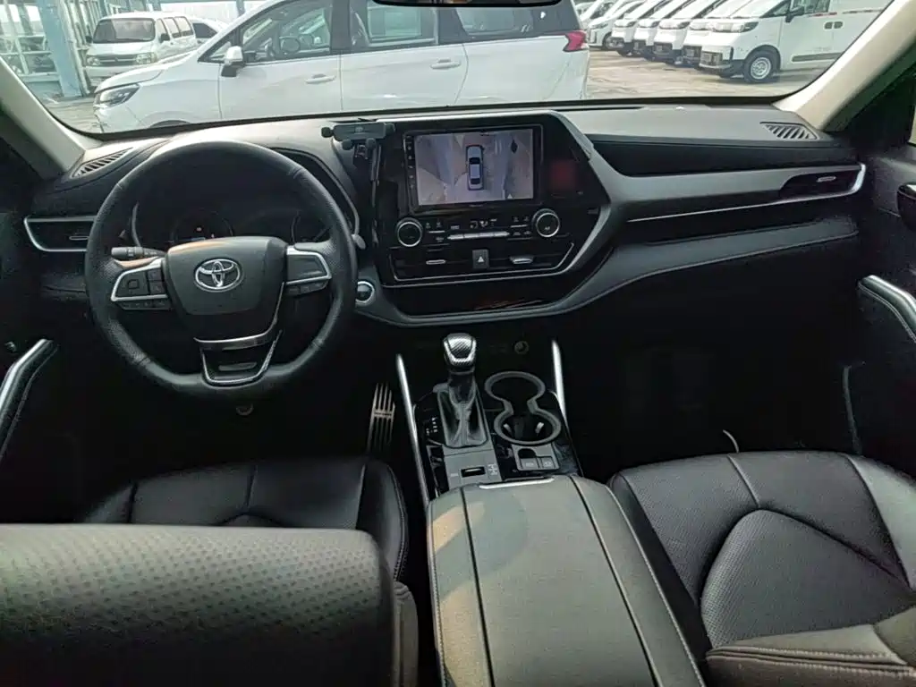Photo 10 - Toyota Highlander