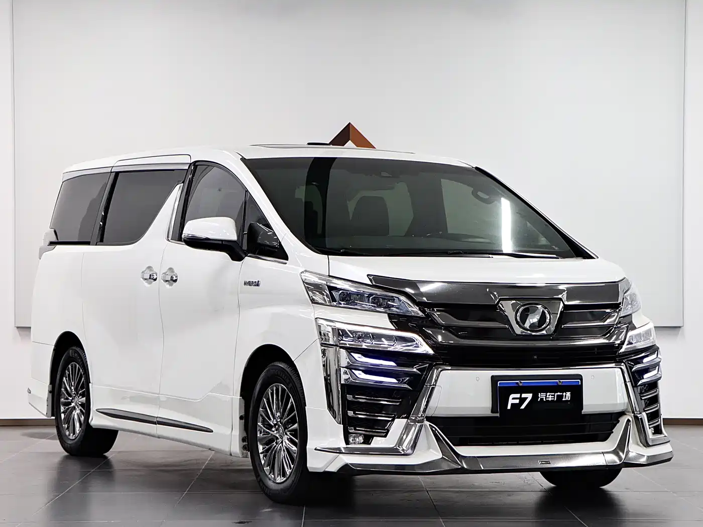 Toyota Vellfire 2020 Twin Engine 2.5L HV Premium Edition фото 3