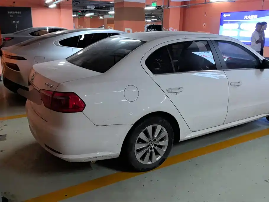 Volkswagen Lavida 2013 1.6L Automatic Comfort Edition фото 3