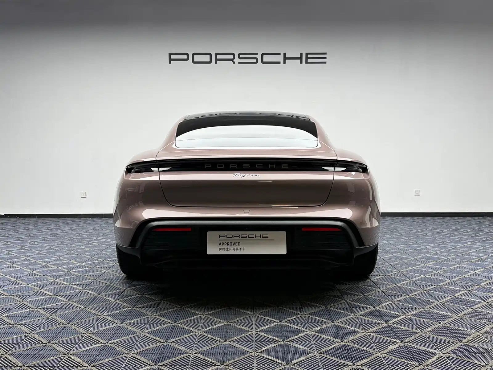 Фото 15 - Porsche Taycan