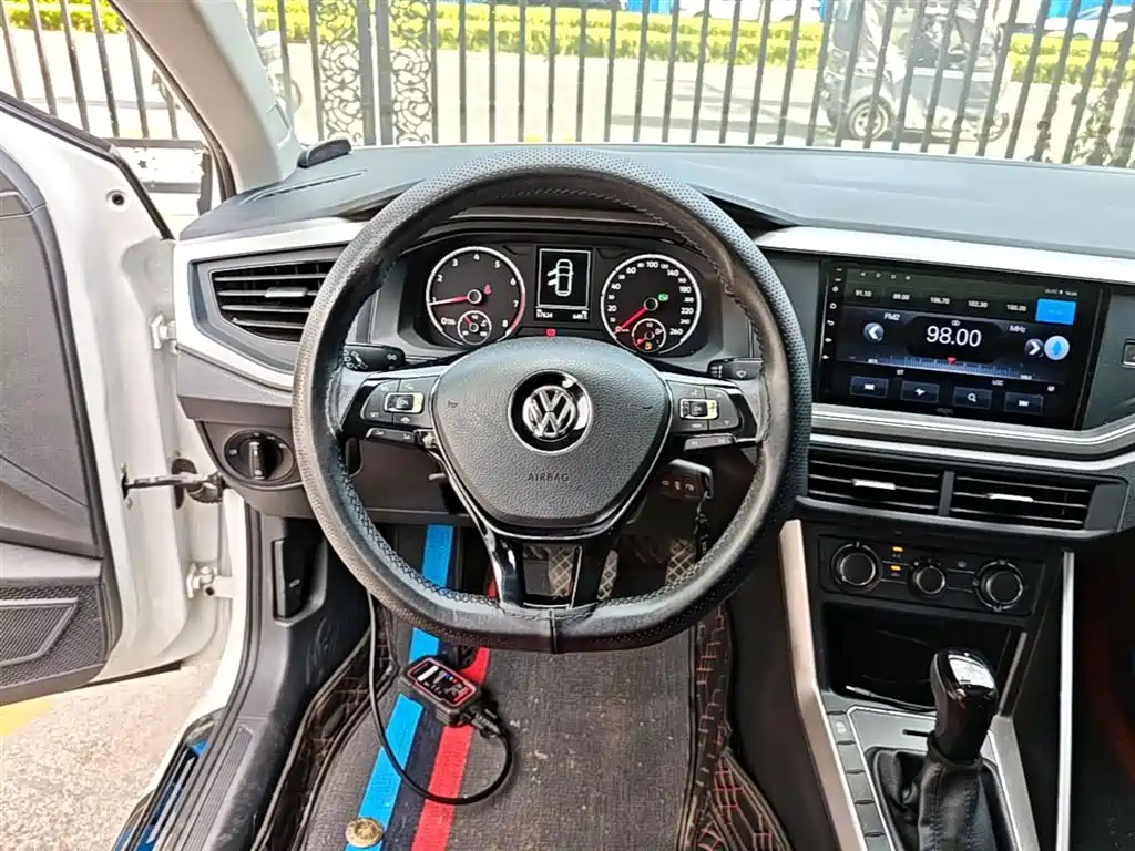 VOLKSWAGEN POLO