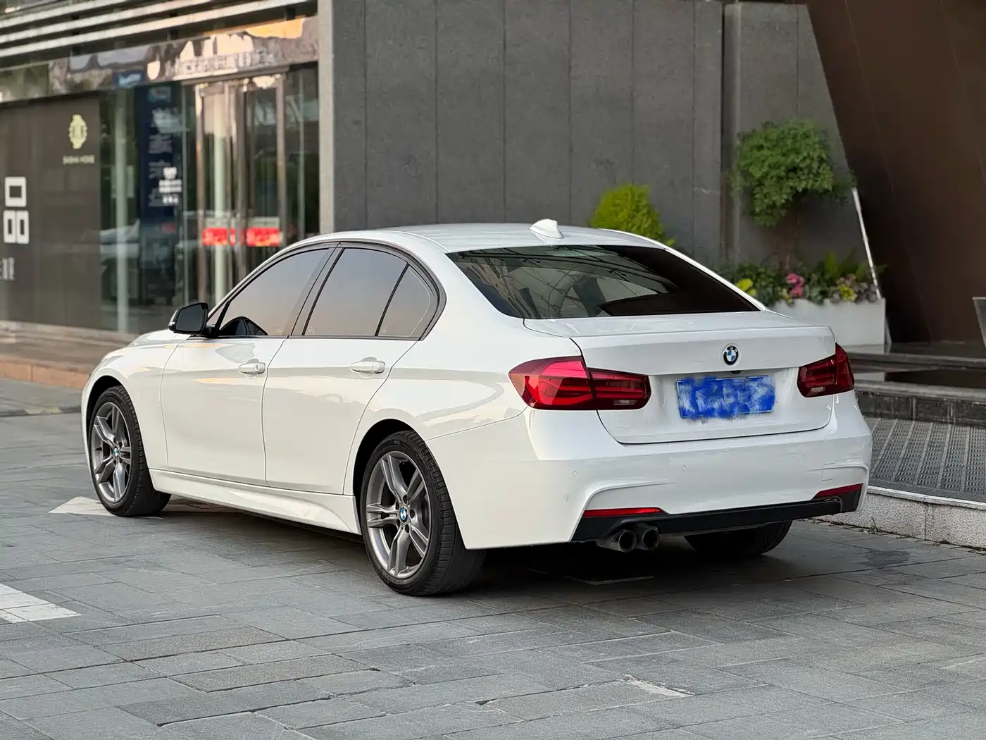 BMW 3 Series 2018 320i M Sport Black Night Edition фото 2