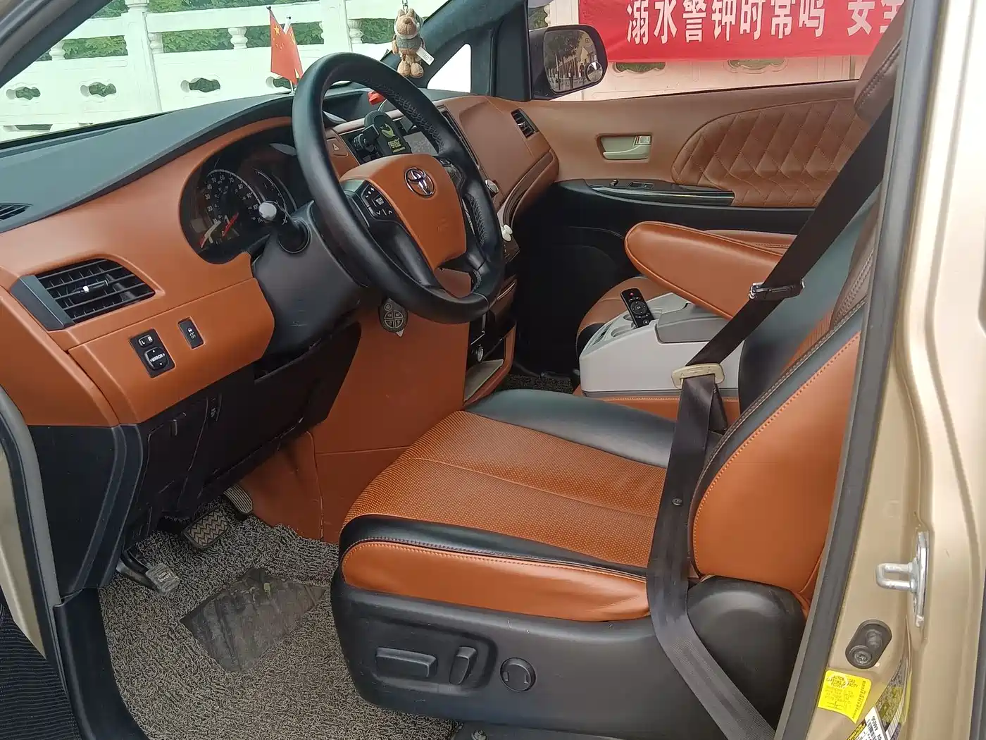 Toyota Sienna 2011 2.7L 2WD Automatic фото 10
