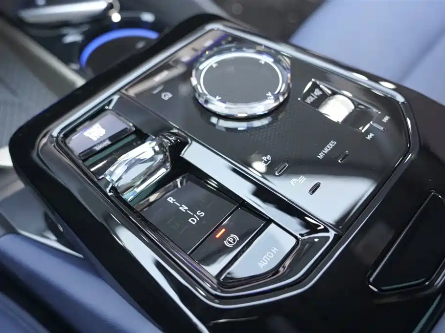 BMW 5 Series 2024 530Li Premium Luxury Package фото 17