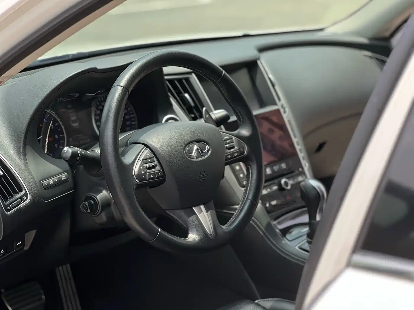 Photo 20 - Infiniti Q50