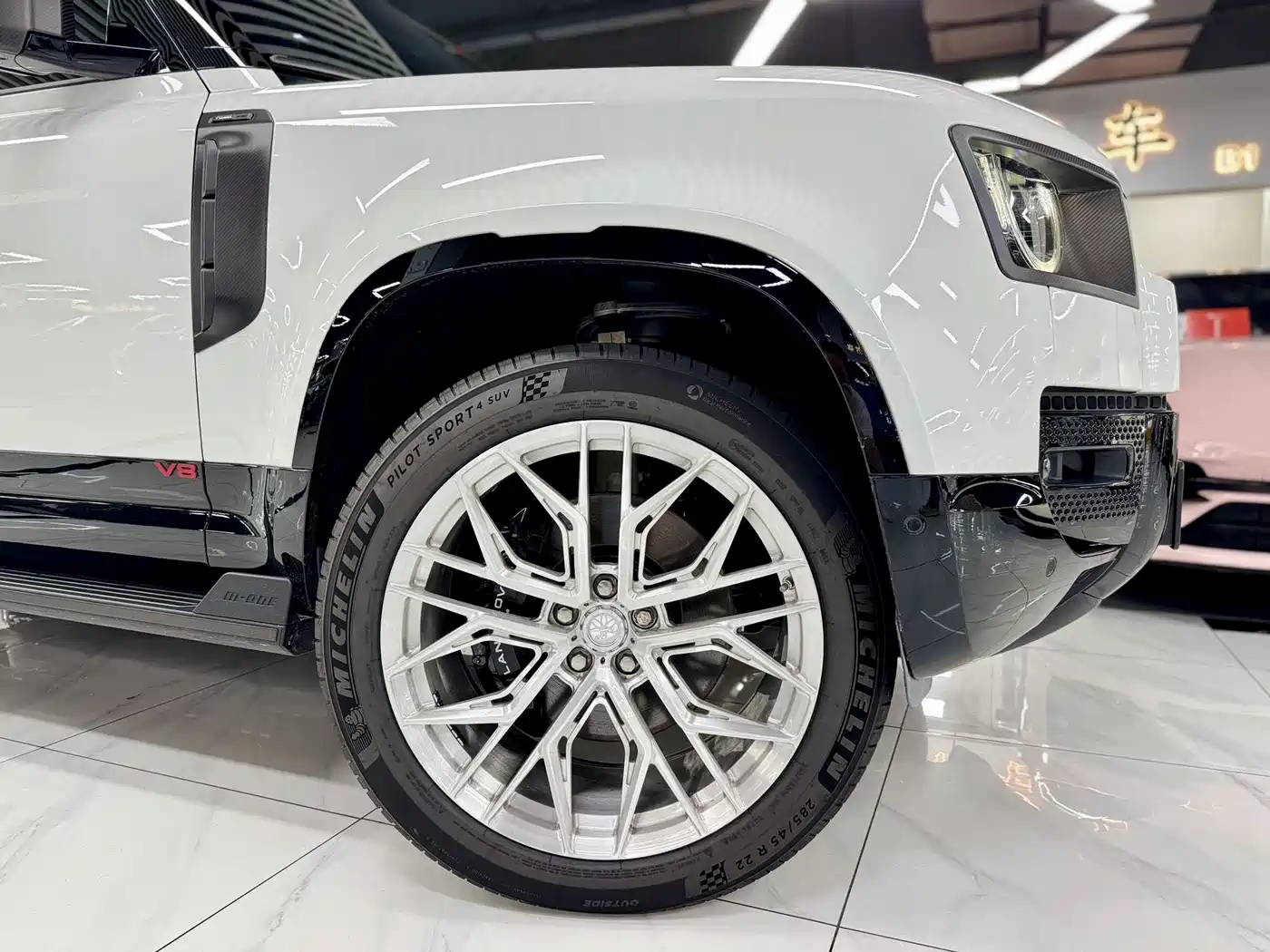 Land Rover Defender 2025 110 5.0T V8 фото 4