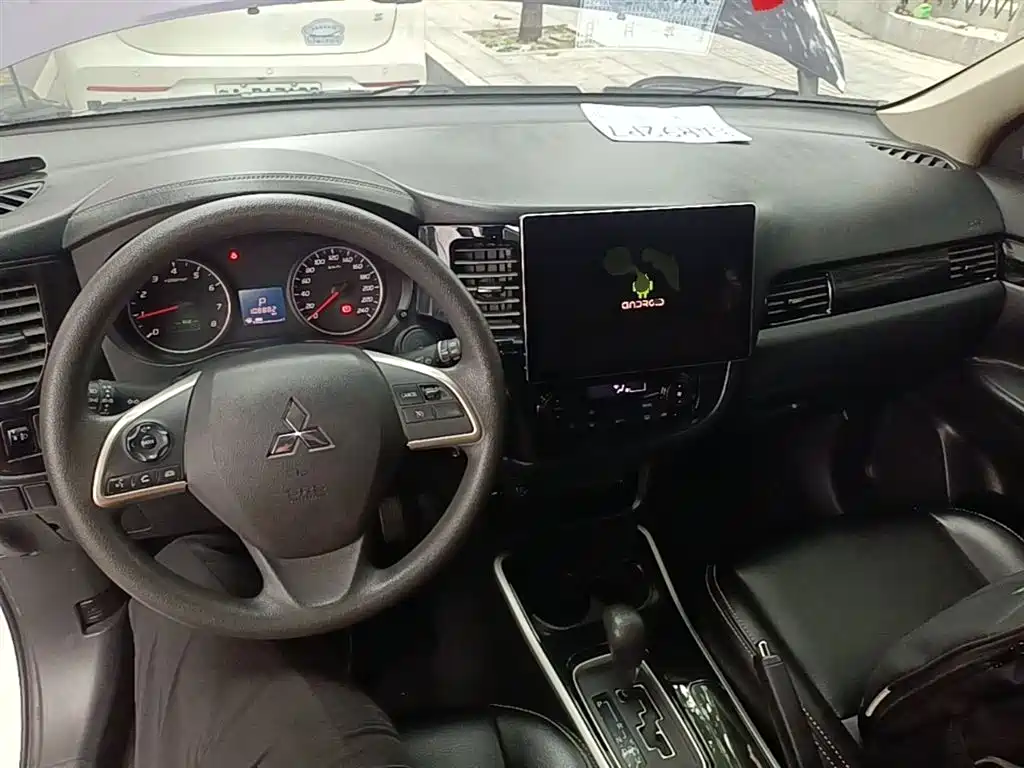 MITSUBISHI OUTLANDER
