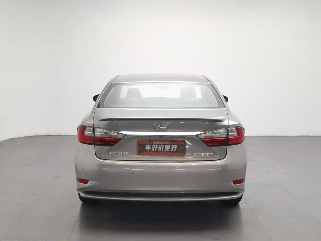 Фото 4 - Lexus ES