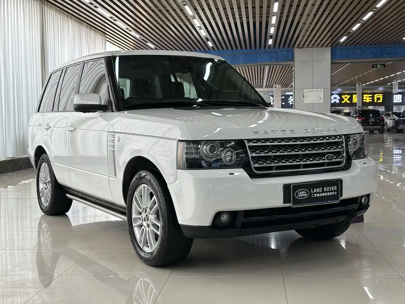 Land Rover Range Rover 2012 5.0 NA V8 фото 3