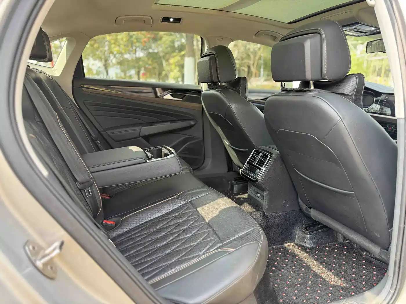 Volkswagen Passat 2019 330TSI Luxury Edition China VI фото 12