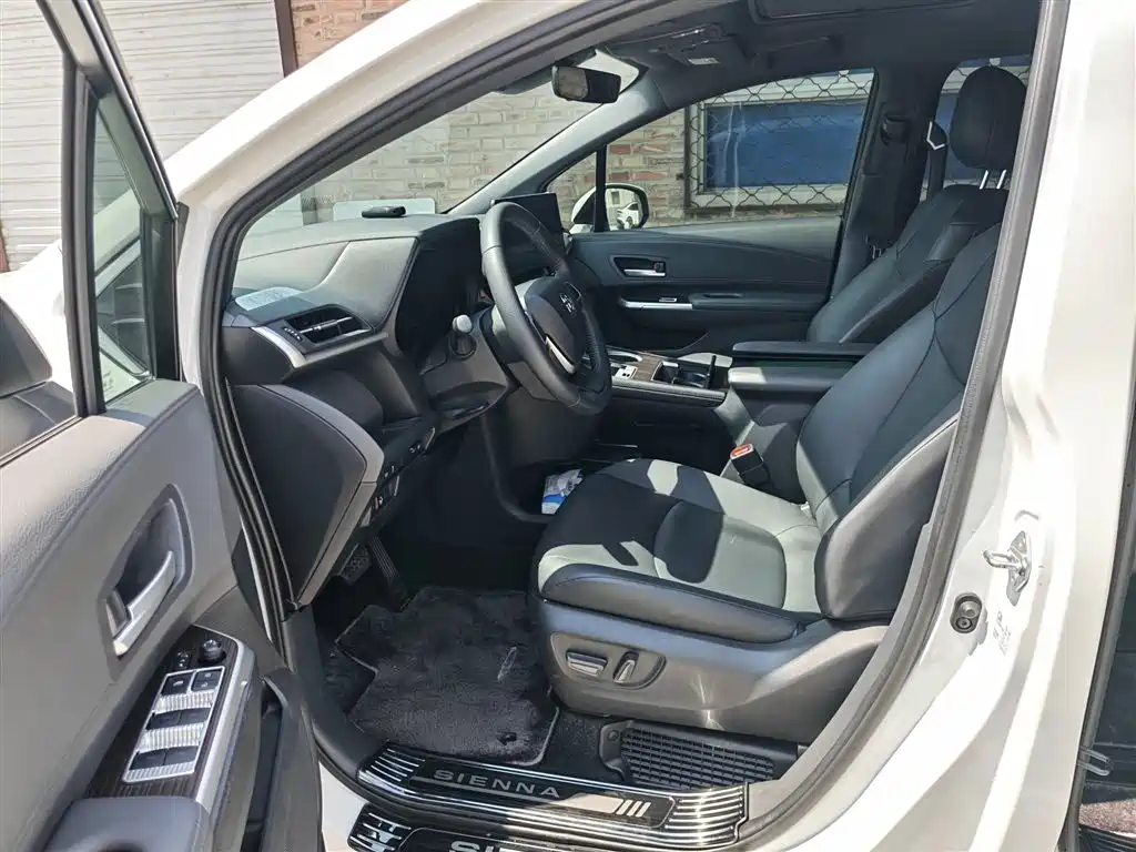 Toyota Sienna 2025 2026 2.5L Hybrid AWD Luxury Edition