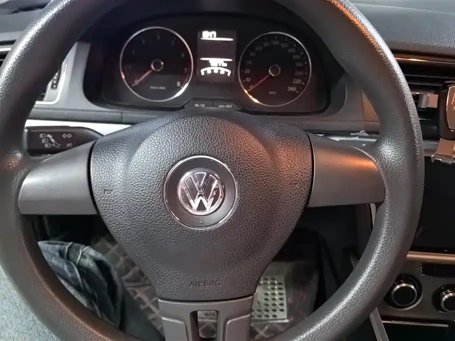 Volkswagen Lavida 2013 1.6L Automatic Comfort Edition фото 15