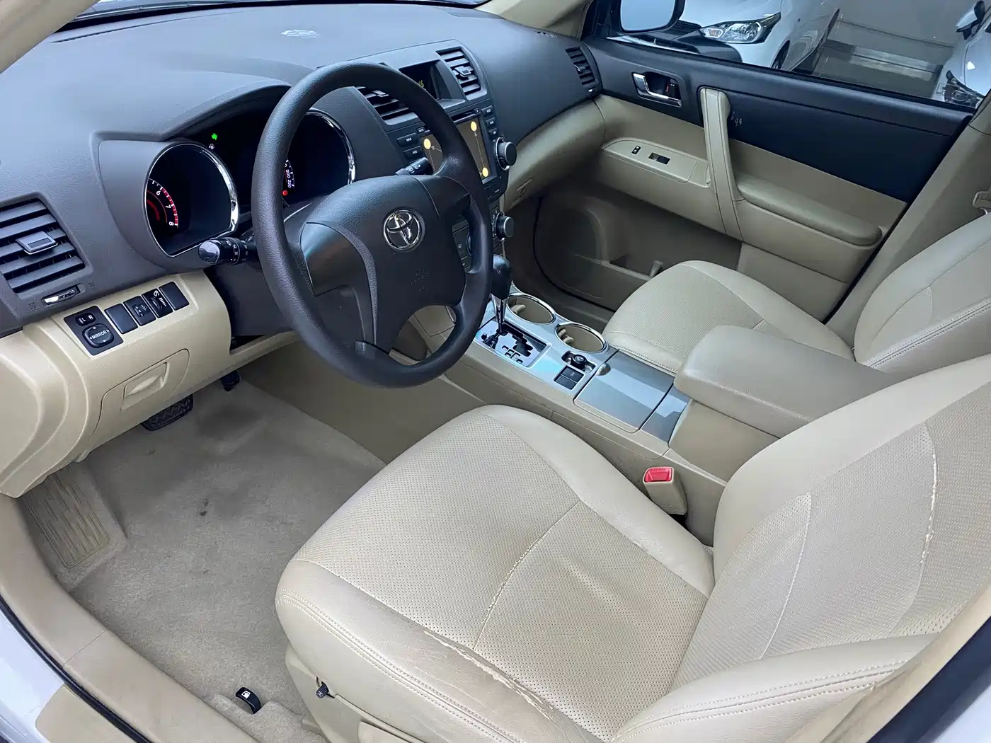 Photo 8 - Toyota Highlander