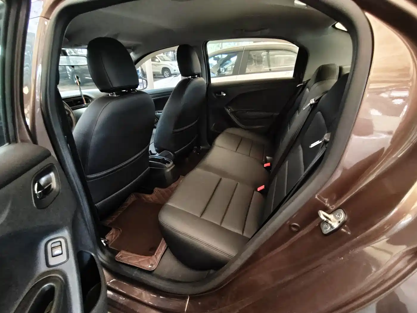 Peugeot 301 2014 1.6L Automatic Comfort Edition фото 6