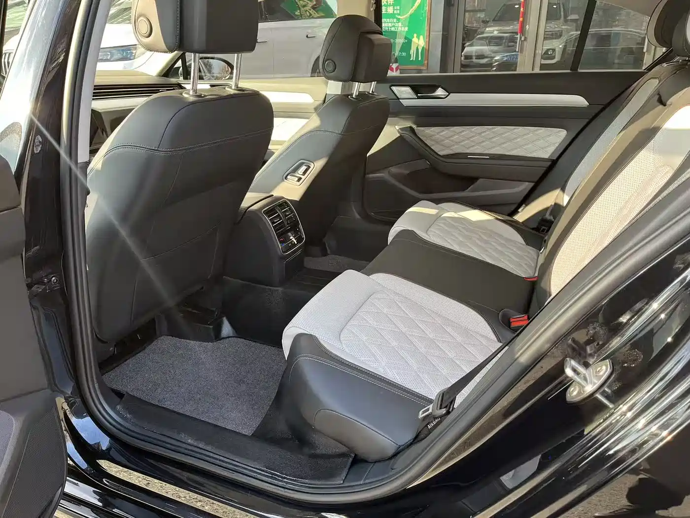 Volkswagen Magotan 2023 Model 2 Million Commemorative Edition 330TSI DSG Luxury фото 5