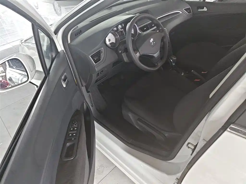 Peugeot 308 2014 Model Joy Edition Classic 1.6L Automatic Superior Style фото 16