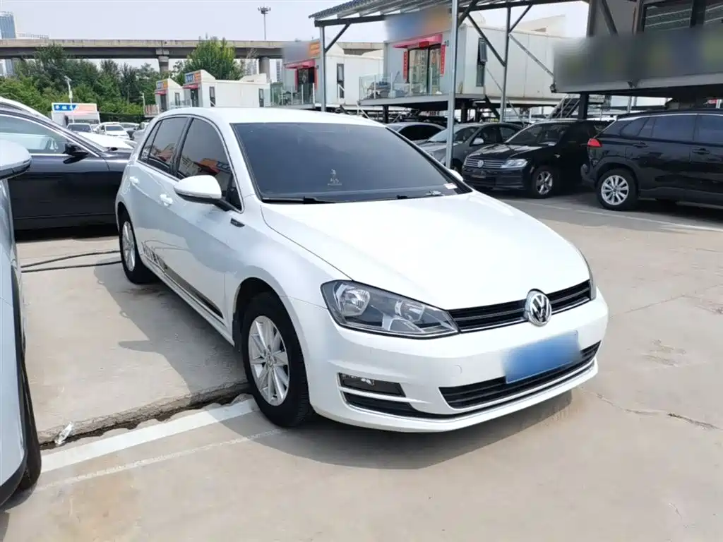Volkswagen Golf 2014 1.6L Automatic Fashion Edition фото 4