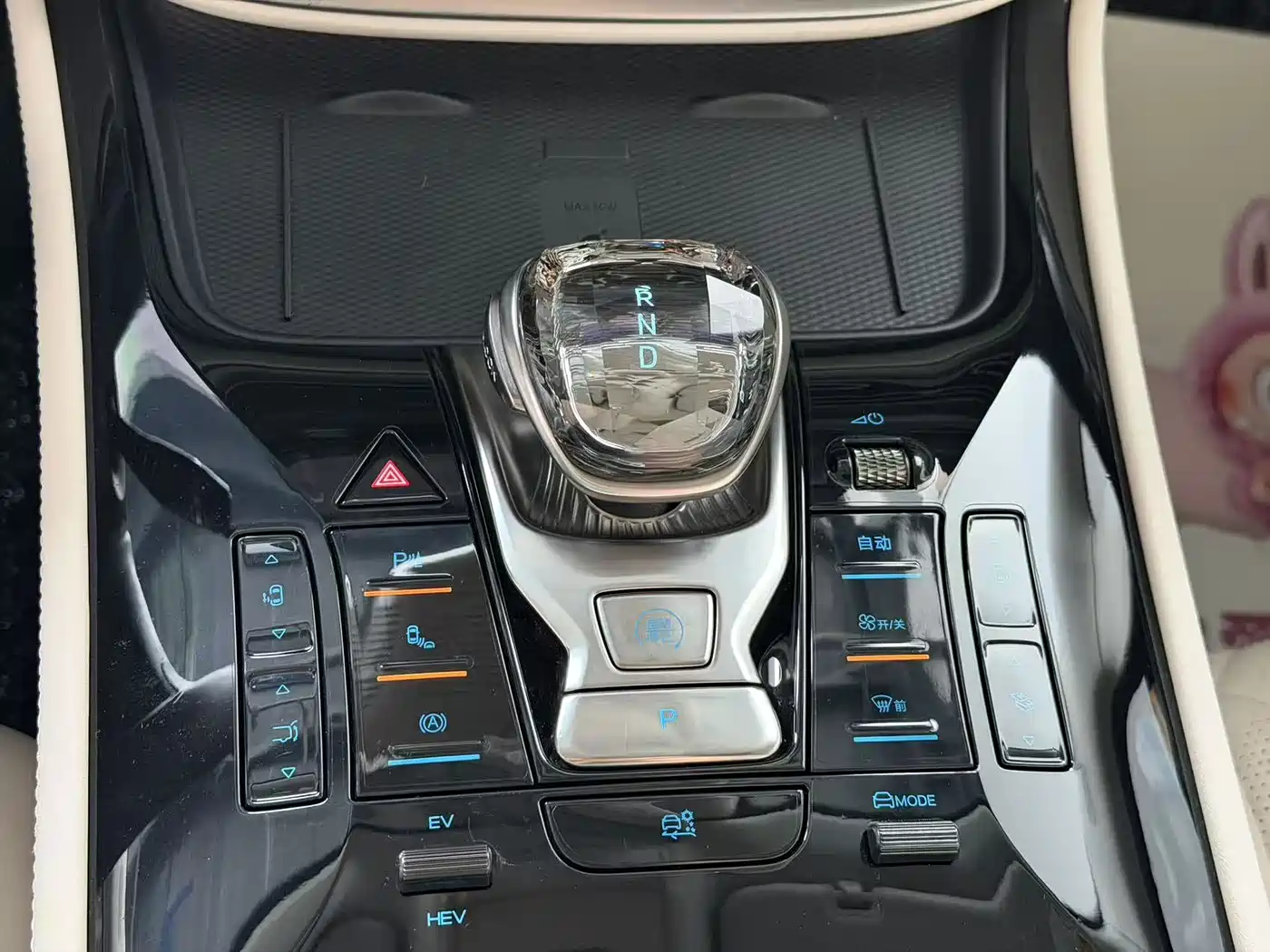 Denza D9 2024 DM-i 980 AWD Prestige фото 9