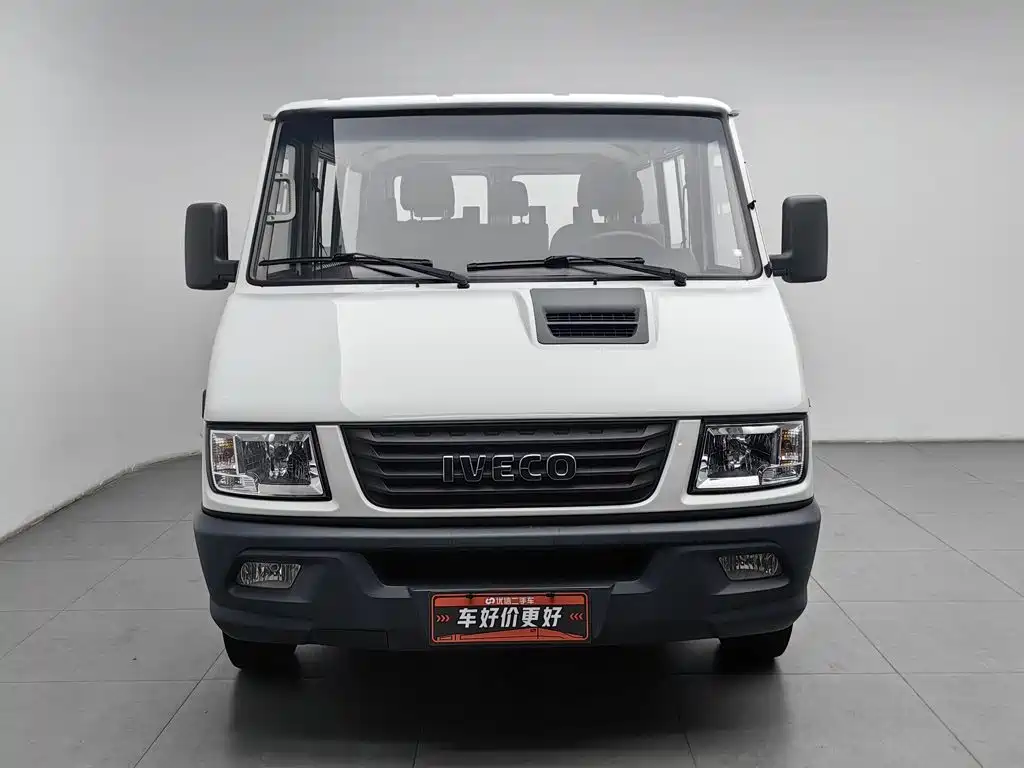 Iveco Daily 2022 2021 Model 2.5T A35 M1 Passenger Vehicle 5-9 Seats Short Wheelbase Low Roof Dual Tires Manual Door