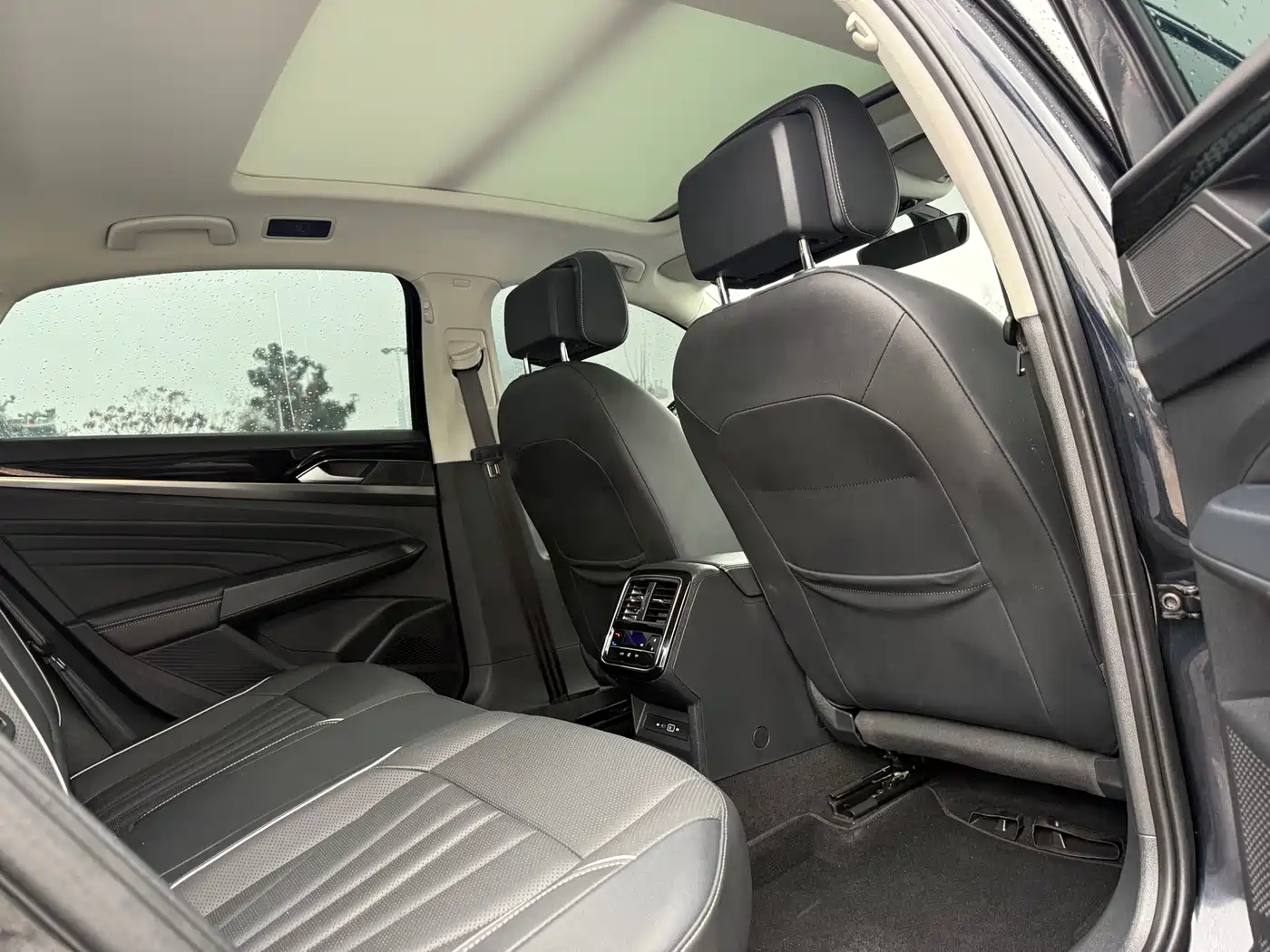 Volkswagen Passat 2024 380TSI Starlight Luxury Edition фото 14