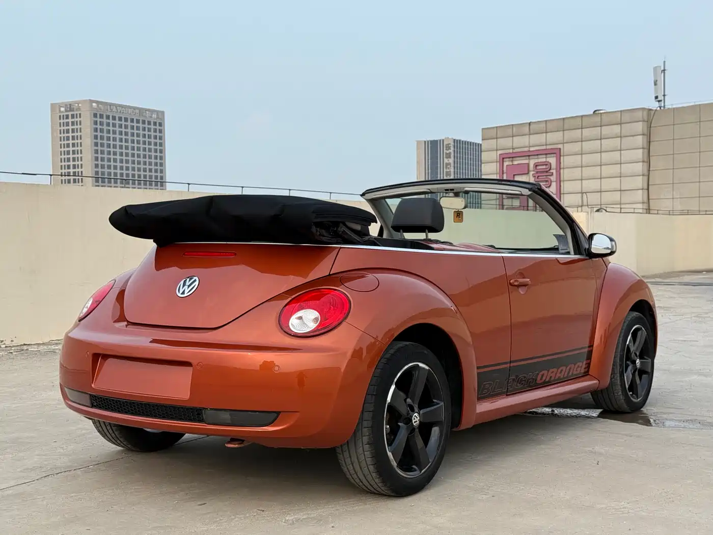 Volkswagen Beetle 2010 Model 2.0 BlackOrange Convertible Luxury Edition фото 13