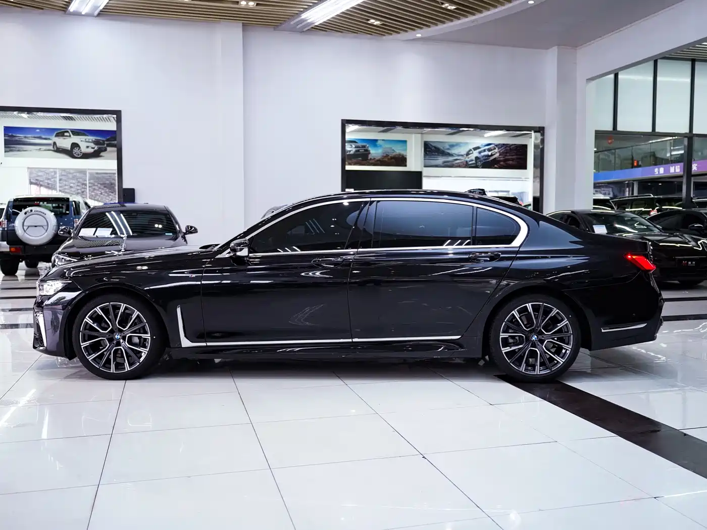 BMW 7 Series 2021 Model 740Li Leading M Sport Package фото 3